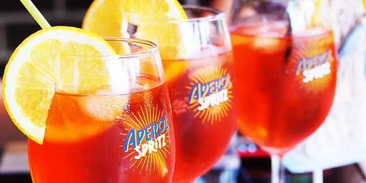 2× osvěžující Aperol Spritz v bistru s výhledem na vodotrysk