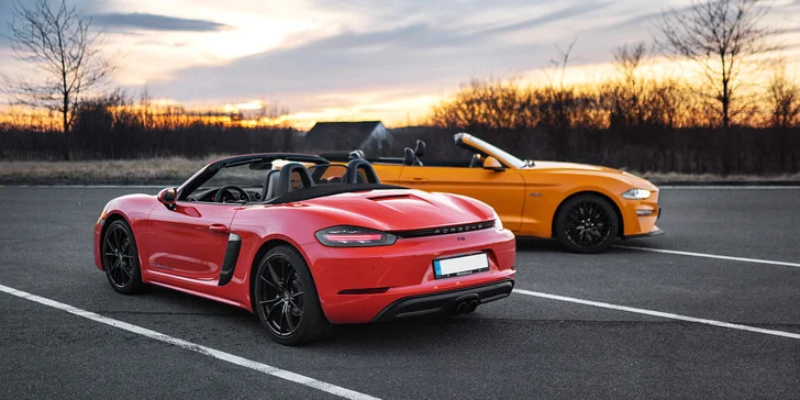 Tahle žihadla mají v součtu výkon až 860 koní. Max. rychlost Mustangu je až 260 km/h a Porsche až 305 km/h.