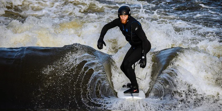 Surfing na Vltavě s instruktorem: 2hod. skupinová lekce pro 1 osobu