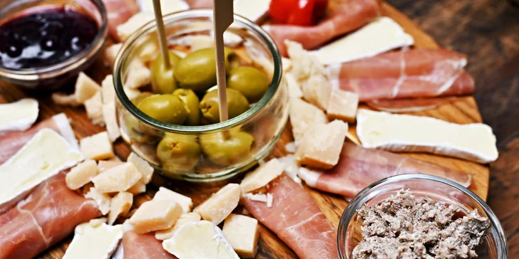 Jelikož je k vínu takřka povinnost něco zakousnout, čekají tu na vás i tapas.