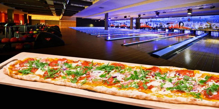Zaskočte s partou na bowling a metrovou pizzu, která zasytí až šest hráčů.