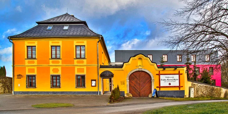 Hotel je v objektu bývalé fary a do centra Jihlavy jsou to odsud asi 4 kilometry. 