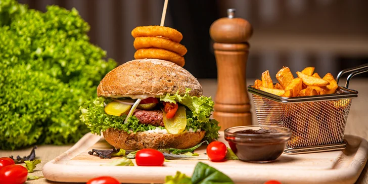 Hovädzí či vegánsky burger alebo Big-dog s belgickými hranolčekmi