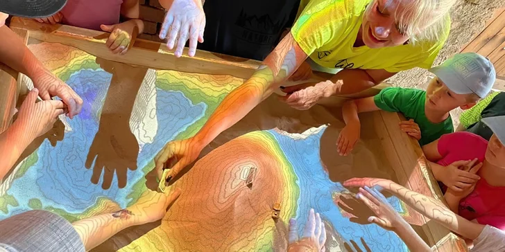 Kromě toho tu je také dětské hřiště, labyrint, lovecká stezka nebo třeba hledání stop dinosaurů.