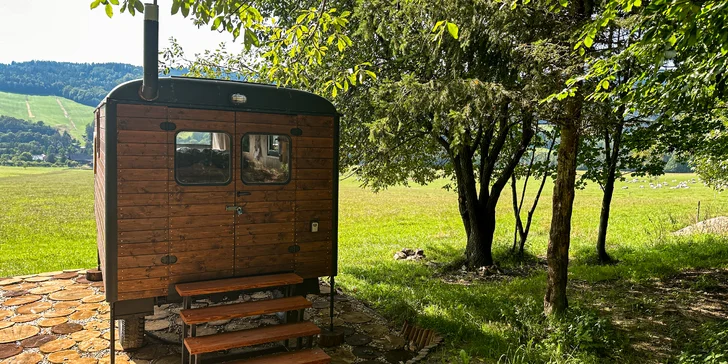 Vodu do venkovní sprchy vám ohřeje buď sluneční energie, nebo ji můžete předehřát na vařiči. 