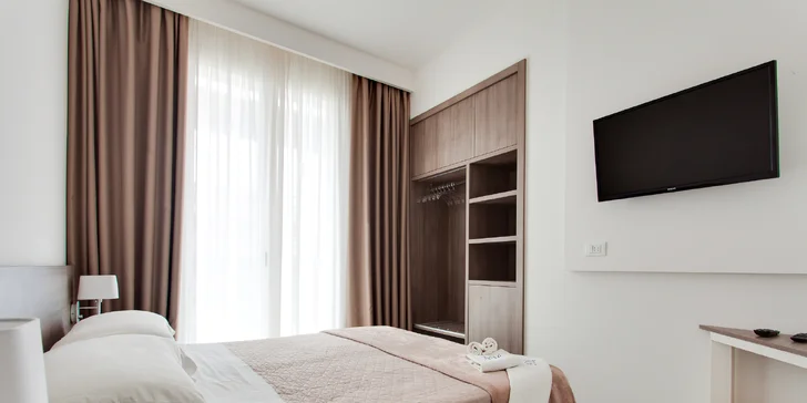 Připraven pro vás bude pokoj Standard s balkonem zařízený moderním nábytkem a klimatizací. 