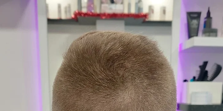 Samozřejmostí je i mytí vlasů a závěrečný styling.