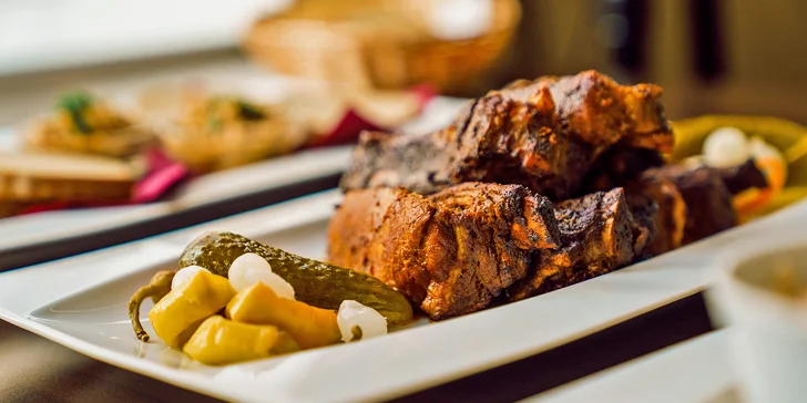 Šťavnatá žebírka na černém pivu a chilli, salát Coleslaw a škvarková pomazánka pro 2 osoby