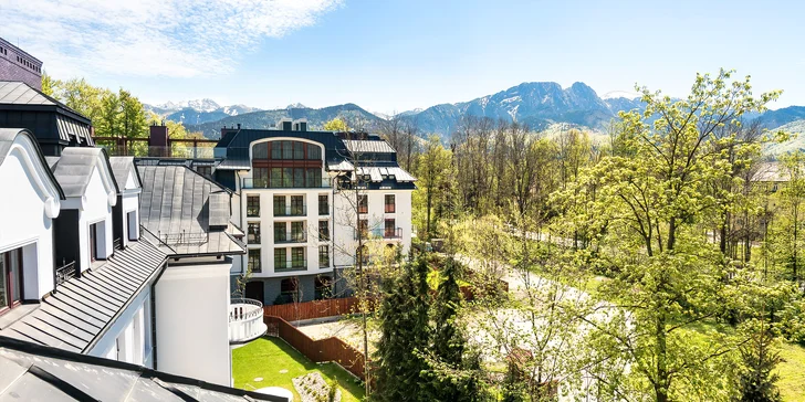 Hotel se nachází uprostřed parku, zároveň ale blízko slavné ulice Krupówki. 