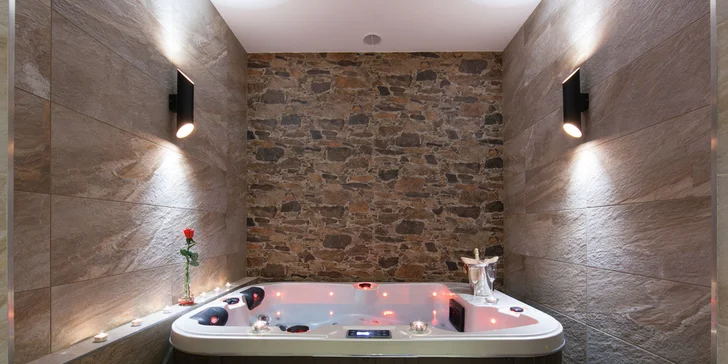 Kromě vířivky se budete nahřívat v sauně a relaxovat v relax zóně.