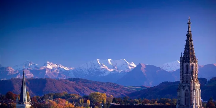 Bern, ležícího na skalním výběžku v podhůří Bernských Alp.