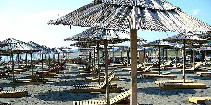 Na plážích jsou pro vaše pohodlí lehátka i stylové slunečníky.