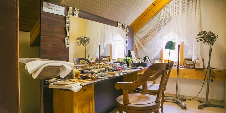 V samoobslužném ateliéru s nápaditými kulisami si můžete pořídit originální fotografie na památku – pro tento účel vám tu zapůjčí repliky dobových oděvů a doplňků, díky kterým budete vypadat jako byste vystoupili z filmu pro pamětníky. 