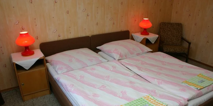 Hotel Koliba má jednoduše, ale čistě a účelně zařízené pokoje.
