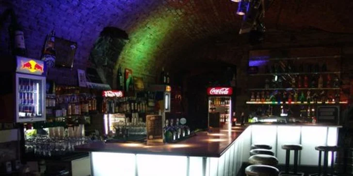 Pouze 299Kč za 10 VELKÝCH panáků - Captain Morgan Spiced, Jaggermeister nebo Russian Standard Vodka. Rozjeďte to s přáteli ve velkém v GOX Music Clubu na Smíchově se slevou 50%!