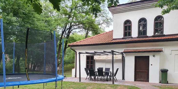Děti si užijí trampolínu i venkovní hřiště.
