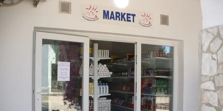 V areálu najdete i krámek se smíšeným zbožím. 