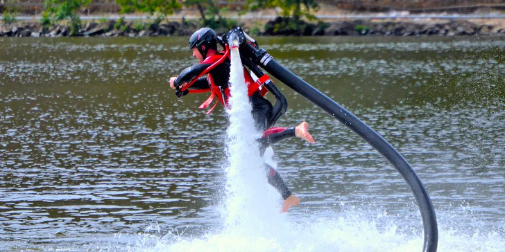 Díky Flyboard Praha si ve Vraném nad Vltavou ulítnete na flyboardu, hoverboardu či jetpacku.