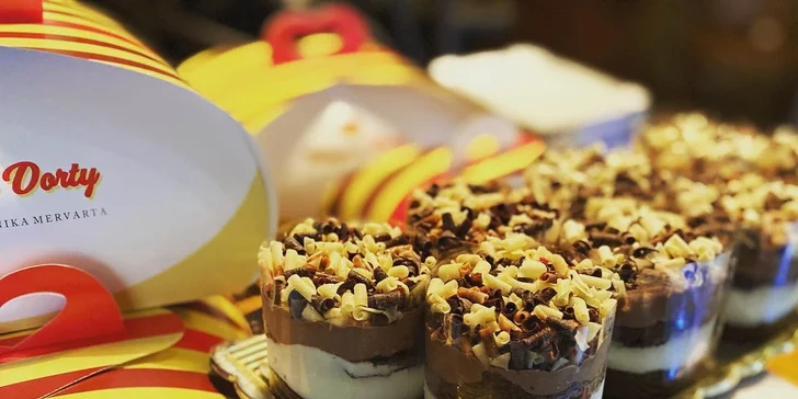A co dortík? Ten si vyberete z aktuální nabídky, mívají tu např. čokoládový sen, čoko višeň, malinový dort, tiramisu, karamelové překvapení apod.