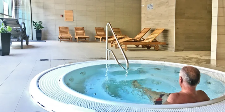 Nechybí dokonce ani jacuzzi.