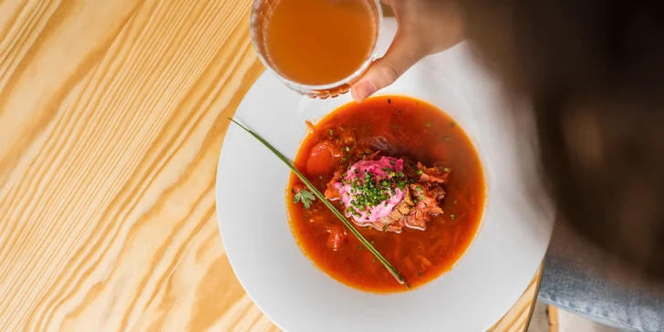 Ukrajinské ženy tu byly nejdříve ubytované, pak spolu s nimi znovuotevřeli restauraci Buď Laska. 