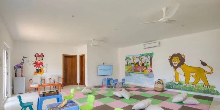 Hotel nabízí také dětský klub a hřiště. 