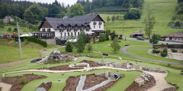 Nově je u hotelu i krásný adventure golf.