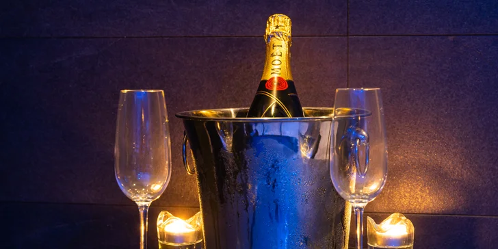 Balíčky Premium a Romance zahrnují také lahev perlivého vína. 