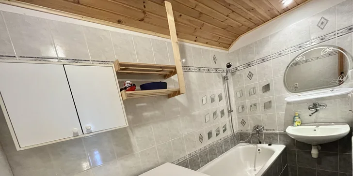 Apartmánová část nabízí i koupelnu s vanou a pračkou.