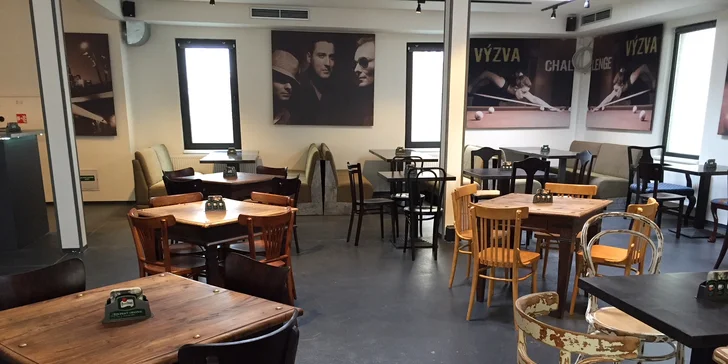 Součástí klubu je i restaurace, kde se vaří od 18:00.