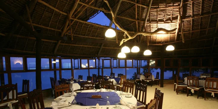 Snídaně, obědy i večeře jsou formou bufetu v hlavní restauraci Kijiji. 