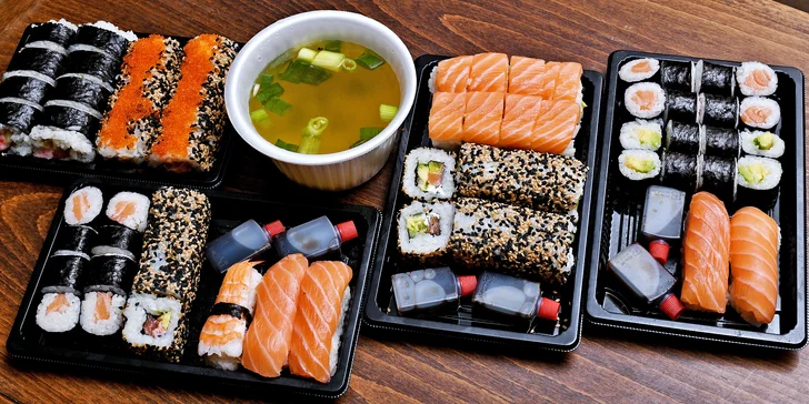 Ke každému setu dostanete wasabi, sójovou omáčku a nakládaný zázvor.