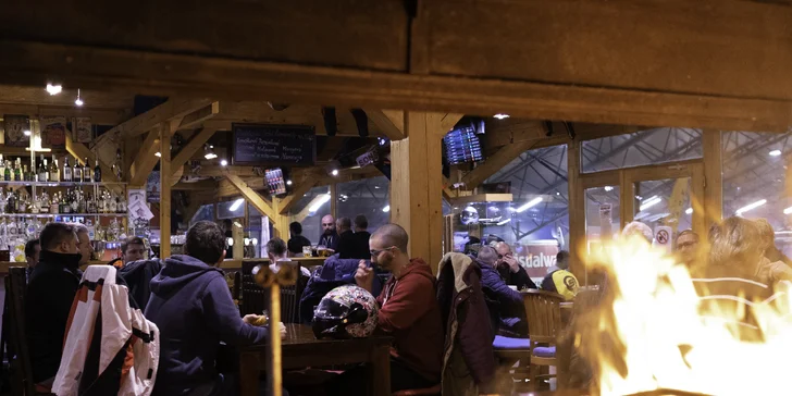 Restaurace má kapacitu 160 míst, takže si v klidu sednete.