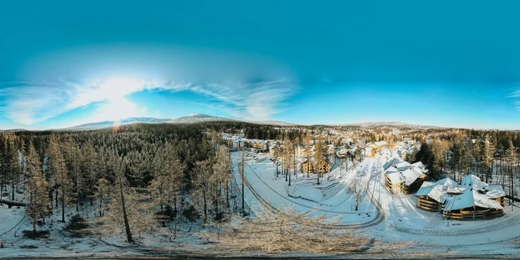 Skiareál je asi 900 metrů od hotelu a nabízí 11 km sjezdovek. 