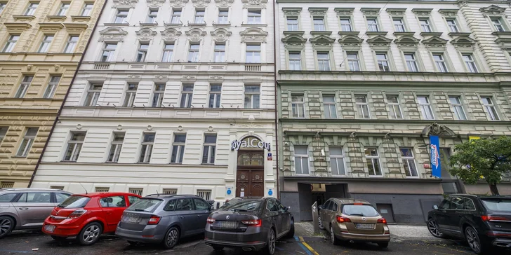 Hotel se nachází v centru Nového Města, kousek od stanice metra a 15 min. chůze od Václavského náměstí. 