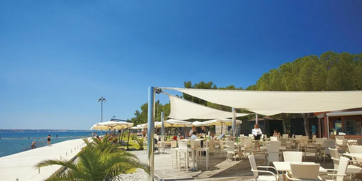 Projděte se po promenádě a zastavte se v některé z kaváren nebo restaurací. 