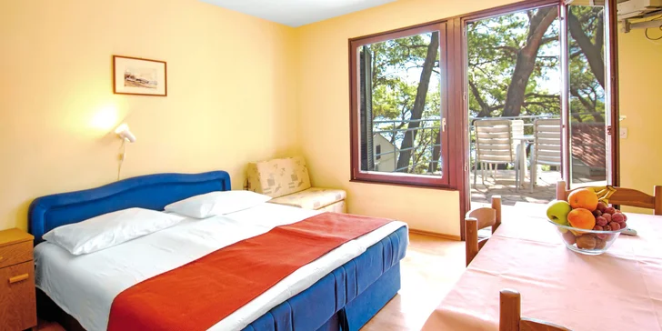 Na výběr je ubytování v hotelovém pokoji, apartmánu nebo bungalovu (na fotce bungalov).