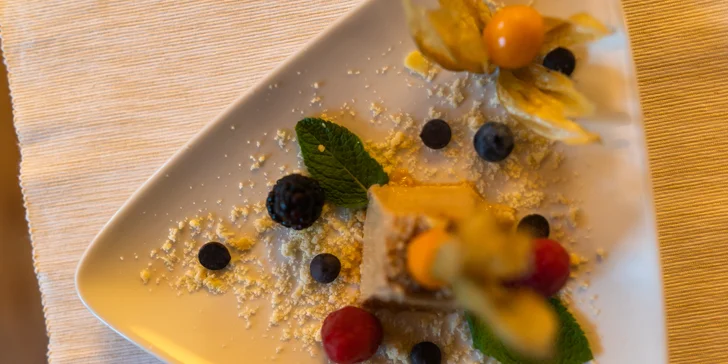 Dezert: kávová panna cotta dle tradiční italské receptury, s čerstvým ovocem, mandlovým prachem a belgickou čokoládou