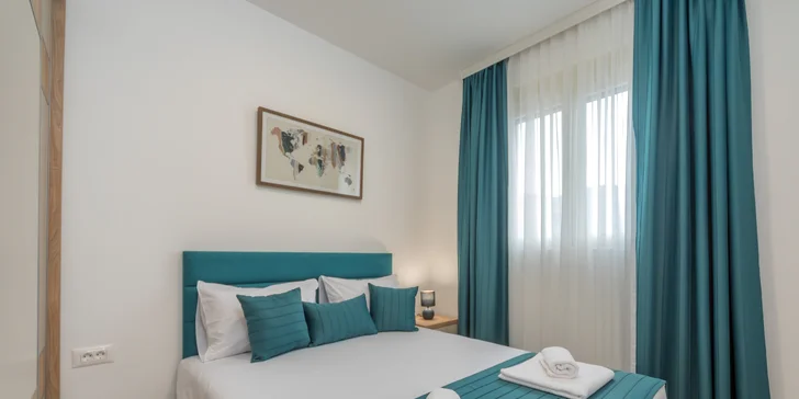 V apartmánoch je manželská posteľ a rozkladacia pohovka.