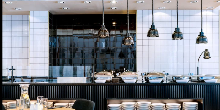 Na večeři si zajděte do hotelové restaurace Bull & Bonito, kde se zaměřují na středomořskou kuchyni, nebo do restaurace Katsur s asijskými dobrotami.