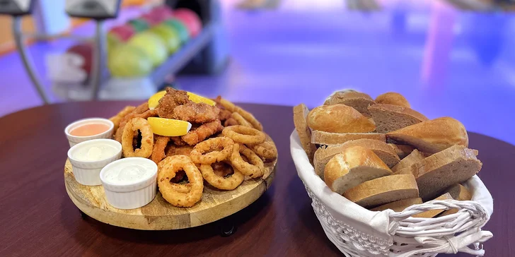 2 hod. bowlingu, mix řízků o váze 500 g, cibulové kroužky a další přílohy až pro 6 osob