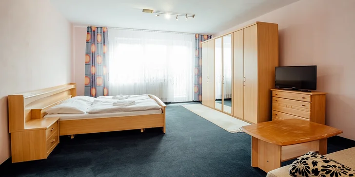 Ubytovaní budete v komfortnom dvojlôžkovom štúdiu s možnosťou jednej prístelky alebo v štvorlôžkovom apartmáne so samostatnou kúpeľňou, kuchynským kútom, spoločenskou miestnosťou,