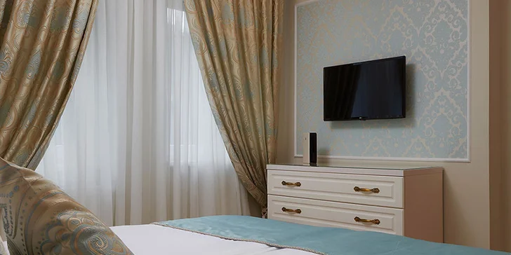 V apartmá jsou dvě televize, v ostatních pokojích vždy jedna. 