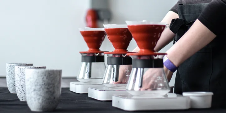 Vyzkoušejte si práci se špičkovým kávovarem, pokuste se udělat dokonalé espresso a zkuste si i další alternativní přípravy kávy.