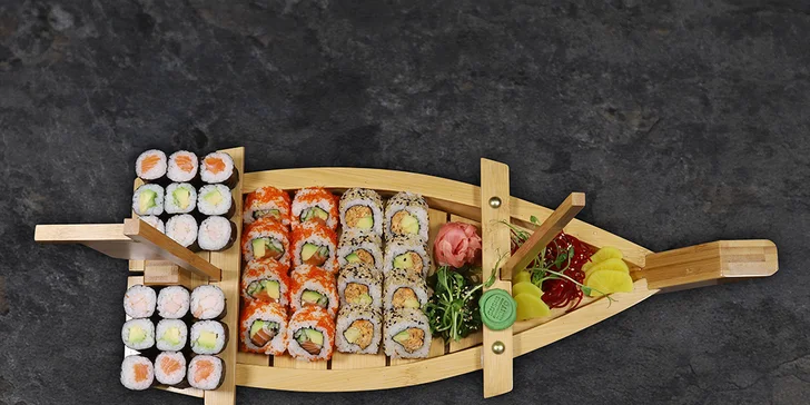  Na váš stůl připluje loďka naplněná sushi setem o 34 kouscích.