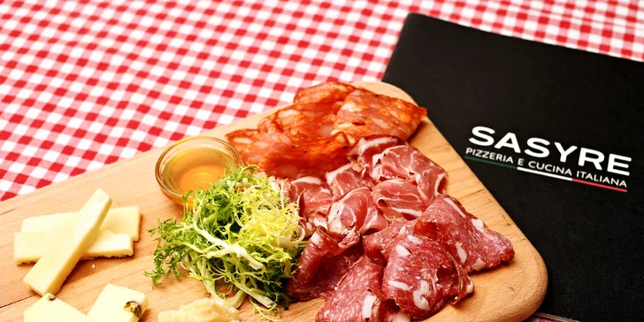 Tagliere di salumi e formaggi aneb salámové a sýrové prkénko.