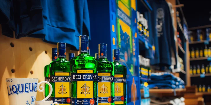Z dobré návštěvy se samozřejmě neodchází s prázdnou. Proto si odnesete na památku personalizovanou láhev Becherovky jako jedinečný suvenýr.