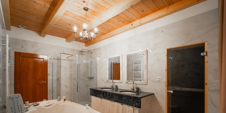 K dispozici tu máte 2 samostatné toalety a koupelnu s hydromasážní vanou, sprchovým koutem a vlastní saunou (apartmán Okno do lesa).