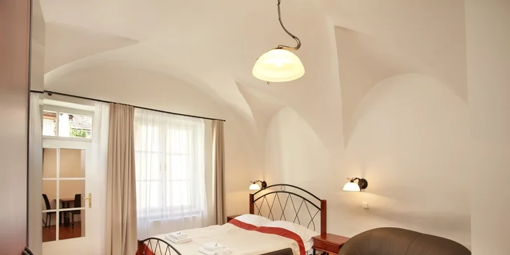  Ubytovat se můžete také v podkrovních apartmánech, které dávají vyniknout kombinaci dřeva a kovu a jsou útulné a vzdušné. 