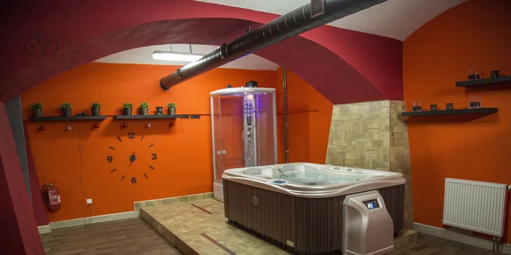 Ve wellness je vířivá vana a sauna. 